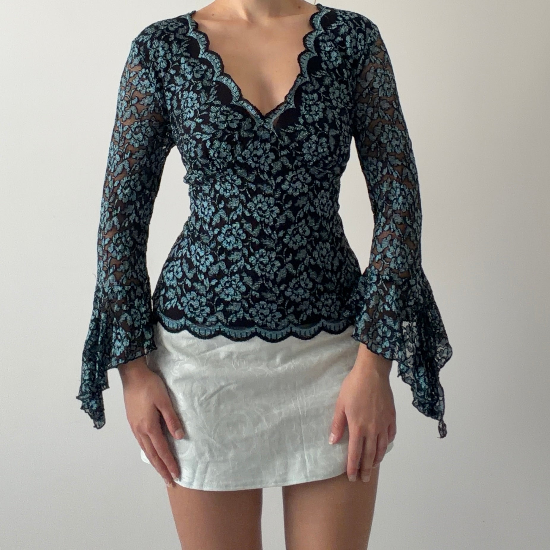 Laura Petites Lace Ruffle Sleeve Top | M