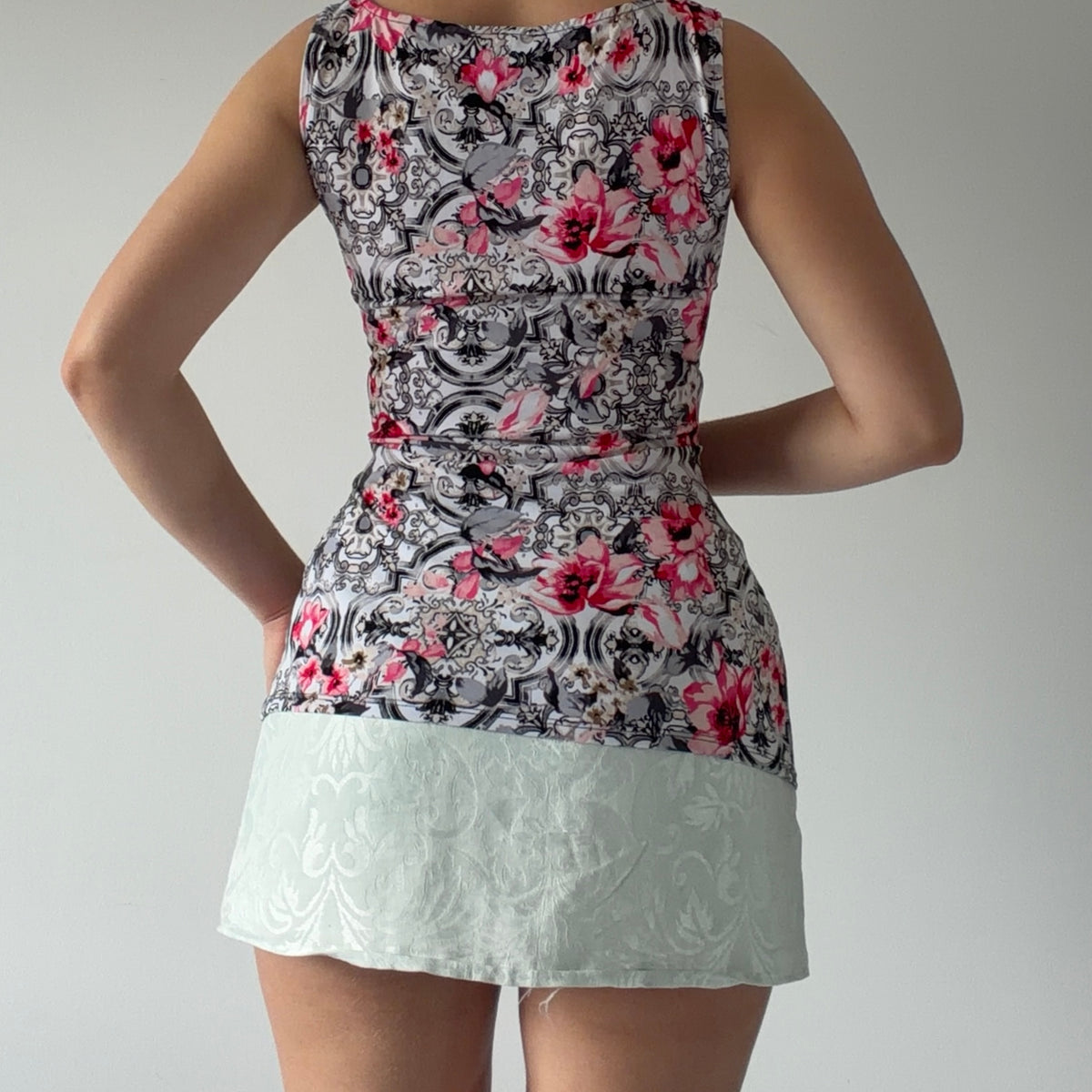White House | Black Market Cami Top | M