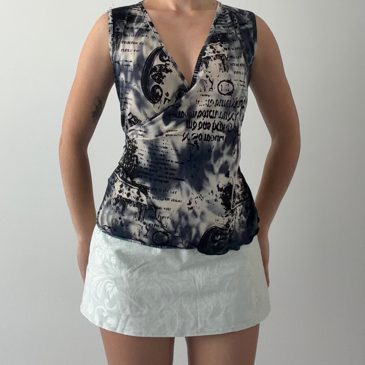 Typhany Graphic Wrap Top | L-XL